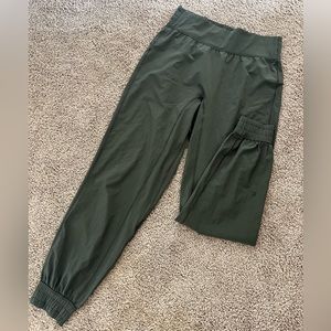 Lululemon sun salutation jogger pant size 6